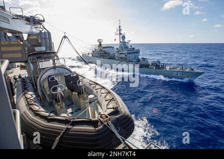 OCÉAN PACIFIQUE (21 juillet 2022) la corvette de la Marine royale malaisienne KD Lekir (F 26) effectue un réapprovisionnement en mer avec le navire de ravitaillement auxiliaire de la Marine royale australienne HMAS Supply (A 195) pendant la côte du Pacifique (RIMPAC) 2022. Vingt-six nations, 38 navires, trois sous-marins, plus de 170 avions et 25 000 membres du personnel participent au RIMPAC de 29 juin au 4 août dans les îles hawaïennes et dans le sud de la Californie. Le plus grand exercice maritime international au monde, RIMPAC offre une occasion de formation unique tout en favorisant et en soutenant des relations de coopération entre les parties Banque D'Images