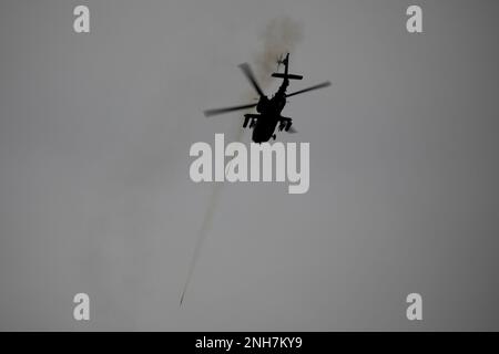 AH-64E les pilotes d'hélicoptères Apache affectés au 5-17 Escadron de cavalerie aérienne, 2nd Brigade de l'aviation de combat, 2nd Division d'infanterie, ont fait feu sur plusieurs missiles Hydra 70 pendant la qualification des armes aériennes 21 juillet 2022, complexe de tir direct de Rodriguez, République de Corée. Banque D'Images