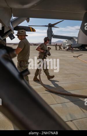 Les aviateurs affectés à l'escadre d'attaque 163, mars, base de la réserve aérienne, déconnectent le tuyau à carburant du corps maritime V-22 Osprey sur le terrain d'atterrissage expéditionnaire stratégique du Centre de combat aérien terrestre du corps maritime Twentynine Palms, CA 21 juillet 2022. Le changement de 163D a accéléré en pionnier le premier ravitaillement en carburant de la MQ-9 Reaper à l'aide d'un point de ravitaillement en zone avant fourni par le VMM - V-22 Osprey de 764. Banque D'Images