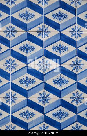 Carrelage bleu et blanc vintage à motifs sur un mur à Porto, Portugal Banque D'Images