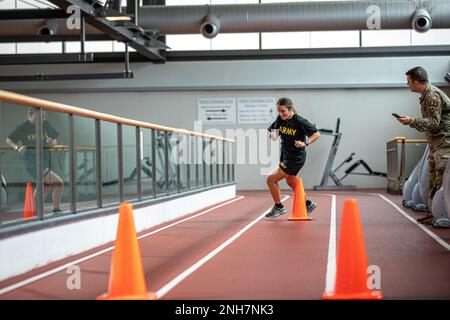 Mary Miller, actuellement affectée au Groupe d'entraînement multinational conjoint (Ukraine) de la Garde nationale de l'armée de Floride, a fait des sprints lors de l'épreuve de condition physique de base de l'insigne des Forces armées allemandes (GAFB) dans la zone d'entraînement de Grafenwoehr, en Allemagne, au 21 juillet 2022. Le GAFB symbolise que le bénéficiaire respecte les normes établies par l'armée allemande en matière de condition physique, de stratégie de tir et de premiers soins, désignées par des niveaux de réussite en bronze, argent et or. Banque D'Images