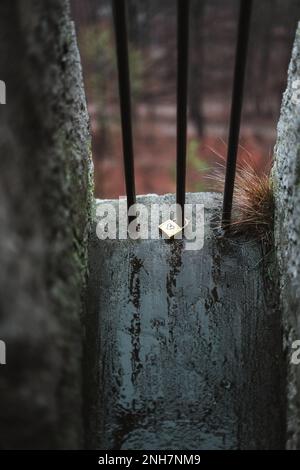 Serrure d'amour posée sur le sol avec un coeur sur elle et la pluie Banque D'Images