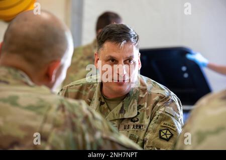 ÉTATS-UNIS Armée Brig. Le général David B. Womack, commandant général adjoint du corps V, parle aux soldats de la 101st Division aéroportée (assaut aérien) lors de sa visite à la base aérienne de Mihail Kogalniceanu, Roumanie, 21 juillet 2022. 101st (AASLT) fait partie du V corps, le Forward des États-Unis déployé en Europe, qui travaille aux côtés des alliés de l’OTAN et des partenaires de sécurité régionaux pour fournir des forces prêtes au combat, exécuter des exercices d’entraînement conjoints et multinationaux, et conserver le commandement et le contrôle de la division aérienne, ainsi que de toutes les unités de rotation et affectées sur le théâtre européen. Photo de l'armée par le Sgt Devon Jones, 5th Mobi Banque D'Images