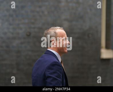 Downing Street, Londres, Royaume-Uni. 21 février 2023. Les ministres quittent la réunion hebdomadaire du Cabinet à Downing Street. PHOTO : le très honorable Dominic Raab Vice-Premier ministre BridgetCatterall/AlamyLiveNews Banque D'Images