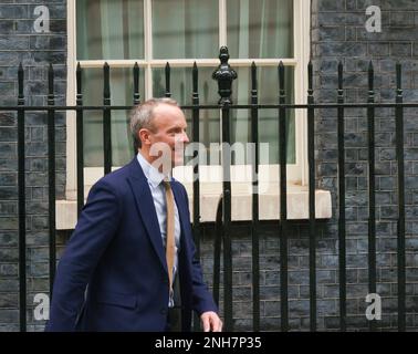 Downing Street, Londres, Royaume-Uni. 21 février 2023. Les ministres quittent la réunion hebdomadaire du Cabinet à Downing Street. PHOTO : le très honorable Dominic Raab Vice-Premier ministre BridgetCatterall/AlamyLiveNews Banque D'Images