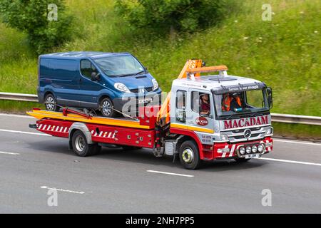 John Macadam & son Rescue Ltd assistance routière et sauvetage automobile 24 heures sur 24. 2005 MERCEDES BENZ 6370cc Diesel transportant en panne RENAULT TRIFIC SL27 DCI panneau de commande de véhicule Van 1996 cc Diesel Truck Banque D'Images