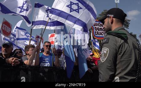 JÉRUSALEM, ISRAËL - 20 FÉVRIER : des membres des forces de sécurité israéliennes surveillent les manifestants antigouvernementaux lors d'une manifestation de masse devant le Parlement israélien (Knesset) contre le premier tour de vote sur le nouveau système judiciaire gouvernemental d'Israël sur 20 février 2023, à Jérusalem, en Israël. Crédit : Eddie Gerald/Alay Live News Banque D'Images