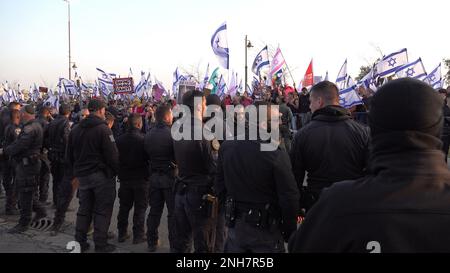 JÉRUSALEM, ISRAËL - FÉVRIER 20 : les membres des forces de sécurité israéliennes sont garde à l'entrée du Parlement israélien (Knesset) tandis que des manifestants anti-gouvernementaux manifestent contre le premier tour de vote sur le nouveau plan du système judiciaire gouvernemental d'Israël sur 20 février 2023, à Jérusalem, en Israël. Crédit : Eddie Gerald/Alay Live News Banque D'Images