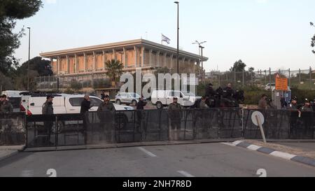 JÉRUSALEM, ISRAËL - FÉVRIER 20 : les membres de la force de sécurité israélienne se tiennent devant le Parlement israélien (Knesset) tandis que des manifestants anti-gouvernementaux manifestent contre le premier tour de vote sur le nouveau plan du système judiciaire gouvernemental d'Israël sur 20 février 2023, à Jérusalem, en Israël. Crédit : Eddie Gerald/Alay Live News Banque D'Images