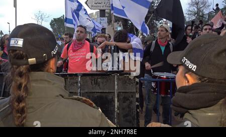 JÉRUSALEM, ISRAËL - 20 FÉVRIER : des membres des forces de sécurité israéliennes surveillent les manifestants antigouvernementaux lors d'une manifestation de masse devant le Parlement israélien (Knesset) contre le premier tour de vote sur le nouveau système judiciaire gouvernemental d'Israël sur 20 février 2023, à Jérusalem, en Israël. Crédit : Eddie Gerald/Alay Live News Banque D'Images