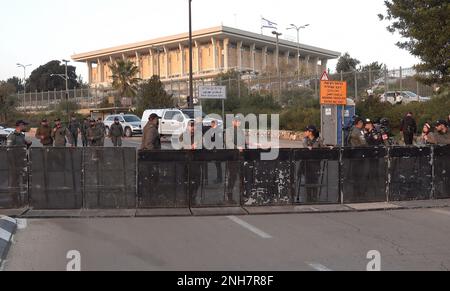 JÉRUSALEM, ISRAËL - FÉVRIER 20 : les membres de la force de sécurité israélienne se tiennent devant le Parlement israélien (Knesset) tandis que des manifestants anti-gouvernementaux manifestent contre le premier tour de vote sur le nouveau plan du système judiciaire gouvernemental d'Israël sur 20 février 2023, à Jérusalem, en Israël. Crédit : Eddie Gerald/Alay Live News Banque D'Images