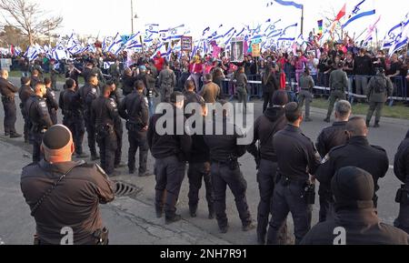 JÉRUSALEM, ISRAËL - FÉVRIER 20 : les membres des forces de sécurité israéliennes sont garde à l'entrée du Parlement israélien (Knesset) tandis que des manifestants anti-gouvernementaux manifestent contre le premier tour de vote sur le nouveau plan du système judiciaire gouvernemental d'Israël sur 20 février 2023, à Jérusalem, en Israël. Crédit : Eddie Gerald/Alay Live News Banque D'Images