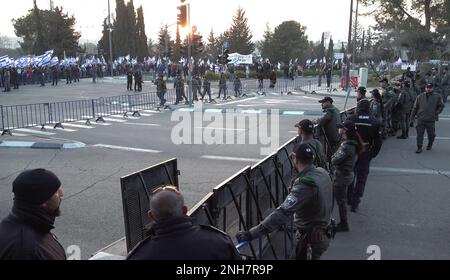 JÉRUSALEM, ISRAËL - FÉVRIER 20 : les membres des forces de sécurité israéliennes sont garde à l'entrée du Parlement israélien (Knesset) tandis que des manifestants anti-gouvernementaux manifestent contre le premier tour de vote sur le nouveau plan du système judiciaire gouvernemental d'Israël sur 20 février 2023, à Jérusalem, en Israël. Crédit : Eddie Gerald/Alay Live News Banque D'Images