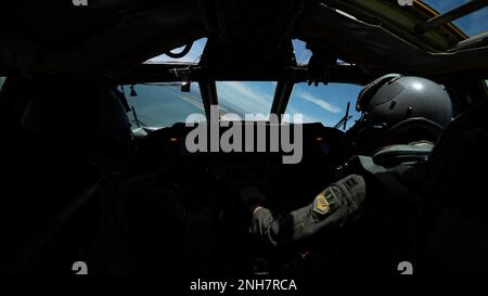 Le capitaine Aaron Zarmbinski, co-pilote du 96th e Escadron de bombardement, et le capitaine Christopher Robertson, commandant de l'aéronef du 96th e Escadron de bombardement, pilote a B-52H Stratofortress de la base aérienne de Barksdale, en Louisiane, au cours de l'exercice Rim of the Pacific 21 juillet 2022. Tout au long de RIMPAC 2022 96th BS, l'équipage de conduite vole plus de 10 heures à destination et en provenance de la Californie pour pratiquer l'interdiction aérienne. Banque D'Images