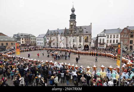 Binche, Belgique. 21st févr. 2023. Carnivalistes 'Gilles' photographiés au carnaval dans les rues de Binche, mardi 21 février 2023. La tradition du Carnaval Binche est l'une des plus anciennes et représentatives de la Wallonie et inscrite en 2008 sur la liste représentative du patrimoine culturel immatériel de l'humanité par l'UNESCO. BELGA PHOTO BENOIT DOPPAGNE crédit: Belga News Agency/Alay Live News Banque D'Images