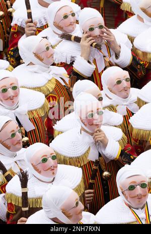 Binche, Belgique. 21st févr. 2023. Carnivalistes 'Gilles' photographiés au carnaval dans les rues de Binche, mardi 21 février 2023. La tradition du Carnaval Binche est l'une des plus anciennes et représentatives de la Wallonie et inscrite en 2008 sur la liste représentative du patrimoine culturel immatériel de l'humanité par l'UNESCO. BELGA PHOTO BENOIT DOPPAGNE crédit: Belga News Agency/Alay Live News Banque D'Images