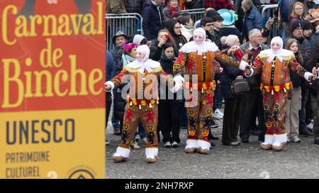 Binche, Belgique. 21st févr. 2023. Carnivalistes 'Gilles' photographiés au carnaval dans les rues de Binche, mardi 21 février 2023. La tradition du Carnaval Binche est l'une des plus anciennes et représentatives de la Wallonie et inscrite en 2008 sur la liste représentative du patrimoine culturel immatériel de l'humanité par l'UNESCO. BELGA PHOTO BENOIT DOPPAGNE crédit: Belga News Agency/Alay Live News Banque D'Images