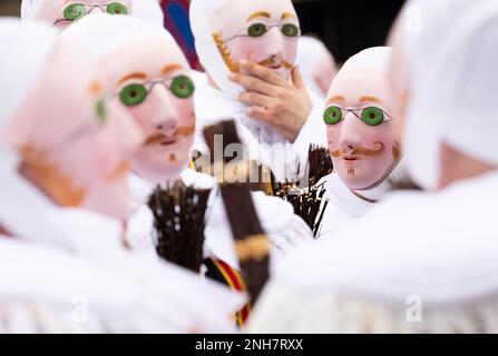 Binche, Belgique. 21st févr. 2023. Carnivalistes 'Gilles' photographiés au carnaval dans les rues de Binche, mardi 21 février 2023. La tradition du Carnaval Binche est l'une des plus anciennes et représentatives de la Wallonie et inscrite en 2008 sur la liste représentative du patrimoine culturel immatériel de l'humanité par l'UNESCO. BELGA PHOTO BENOIT DOPPAGNE crédit: Belga News Agency/Alay Live News Banque D'Images