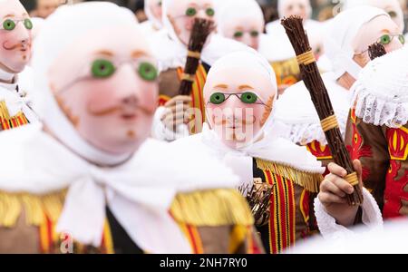 Binche, Belgique. 21st févr. 2023. Carnivalistes 'Gilles' photographiés au carnaval dans les rues de Binche, mardi 21 février 2023. La tradition du Carnaval Binche est l'une des plus anciennes et représentatives de la Wallonie et inscrite en 2008 sur la liste représentative du patrimoine culturel immatériel de l'humanité par l'UNESCO. BELGA PHOTO BENOIT DOPPAGNE crédit: Belga News Agency/Alay Live News Banque D'Images
