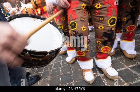 Binche, Belgique. 21st févr. 2023. Carnivalistes 'Gilles' photographiés au carnaval dans les rues de Binche, mardi 21 février 2023. La tradition du Carnaval Binche est l'une des plus anciennes et représentatives de la Wallonie et inscrite en 2008 sur la liste représentative du patrimoine culturel immatériel de l'humanité par l'UNESCO. BELGA PHOTO BENOIT DOPPAGNE crédit: Belga News Agency/Alay Live News Banque D'Images