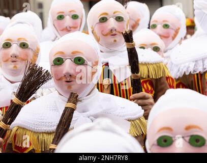 Binche, Belgique. 21st févr. 2023. Carnivalistes 'Gilles' photographiés au carnaval dans les rues de Binche, mardi 21 février 2023. La tradition du Carnaval Binche est l'une des plus anciennes et représentatives de la Wallonie et inscrite en 2008 sur la liste représentative du patrimoine culturel immatériel de l'humanité par l'UNESCO. BELGA PHOTO BENOIT DOPPAGNE crédit: Belga News Agency/Alay Live News Banque D'Images