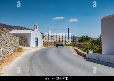 Petite église caractéristique sur le bord d'une route, Naxos Banque D'Images