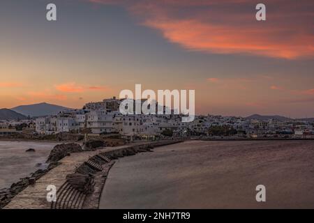 Vue panoramique sur la ville de Chora aux premières lumières du matin, Naxos Banque D'Images