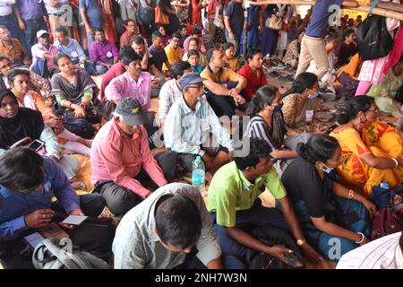 Kolkata, Inde. 21st févr. 2023. Diverses organisations d'employés du gouvernement de l'État du Bengale occidental sous la 'sangrami Joutha Mancha' (plate-forme de lutte unie), ont rejoint le cessez-le-travail pendant deux jours, les 20th et 21st février 2023 dans différents départements et elles tiennent le dharna pendant les 26 derniers jours et la grève de la faim pour leur régularisation de l'allocation de manque. (Photo de Biswarup Ganguly/Pacific Press) crédit: Pacific Press Media production Corp./Alay Live News Banque D'Images