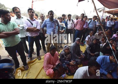 Kolkata, Inde. 21st févr. 2023. Diverses organisations d'employés du gouvernement de l'État du Bengale occidental sous la 'sangrami Joutha Mancha' (plate-forme de lutte unie), ont rejoint le cessez-le-travail pendant deux jours, les 20th et 21st février 2023 dans différents départements et elles tiennent le dharna pendant les 26 derniers jours et la grève de la faim pour leur régularisation de l'allocation de manque. (Photo de Biswarup Ganguly/Pacific Press) crédit: Pacific Press Media production Corp./Alay Live News Banque D'Images