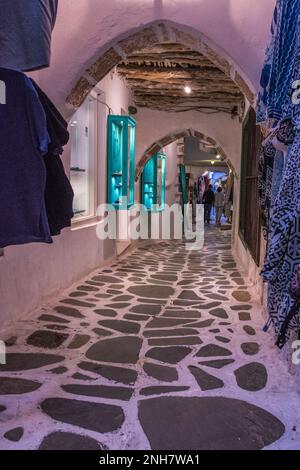 Ruelle caractéristique avec des bazars touristiques dans la vieille ville de Naxos, Grèce Banque D'Images