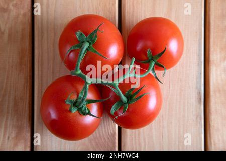 Un groupe de tomates raisins sur fond de bois, vue de dessus Banque D'Images