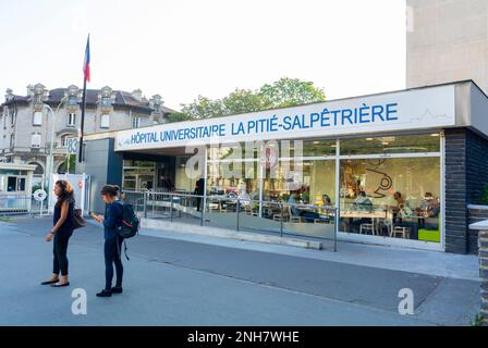 Paris, France, femmes debout à l'extérieur, entrée, Hôpital public français de Front, la Pitié-Salpetrière, panneau Banque D'Images