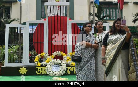 Kolkata, Bengale occidental, Inde. 21st févr. 2023. Les gens célèbrent la Journée internationale de la langue maternelle à Kolkata. (Credit image: © Sudipta Das/Pacific Press via ZUMA Press Wire) USAGE ÉDITORIAL SEULEMENT! Non destiné À un usage commercial ! Banque D'Images