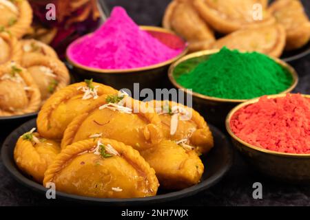 Kesar Gujia également appelé Gujiya, Pirukiya, Pirukia, Pedakiya, Karanji, Basundi ou Gughra farci de Mawa, Khoya, Chasni, Mava, Khoa - Dumpling indien Banque D'Images