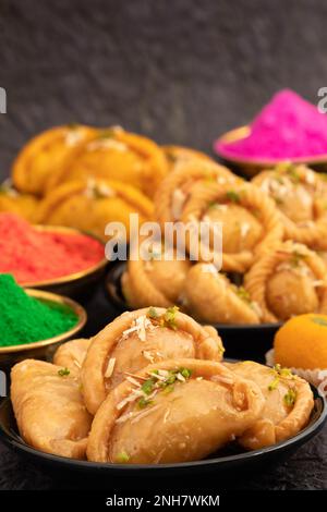 Gujia également appelé Gujiya, Pirukiya, Pirukia, Pedakiya, Karanji, Basundi ou Gughra farci avec Mawa, Khoya, Chasni, Mava, Khoa - Indian Sweet Dumpling Banque D'Images