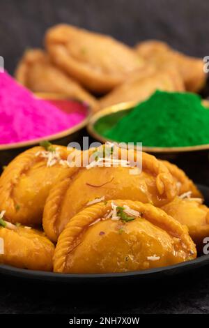 Kesar Gujia également appelé Gujiya, Pirukiya, Pirukia, Pedakiya, Karanji, Basundi ou Gughra farci de Mawa, Khoya, Chasni, Mava, Khoa - Dumpling indien Banque D'Images