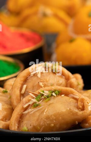 Gujia également appelé Gujiya, Pirukiya, Pirukia, Pedakiya, Karanji, Basundi ou Gughra farci avec Mawa, Khoya, Chasni, Mava, Khoa - Indian Sweet Dumpling Banque D'Images