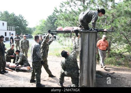 Environ 60 hommes de corpmen de l'hôpital de la Marine ont participé à l'opération Commandant Force, l'exercice annuel d'entraînement de deux semaines, à fort Drum. L'événement culminant sur 21 juillet comprenait des soins tactiques sur le terrain et des procédures d'évacuation médicale avec des réservistes passant par un cours d'obstacle à la portée. L’entraînement a été soutenu par des cadres du centre d’entraînement de simulation médicale Bridgewater-Vaccaro (MSTC), du 3rd Bataillon de soutien général de l’aviation de la Brigade de combat 10th (DUSTOV) et des médecins de l’équipe de combat de la Brigade 1st et de l’équipe de combat de la Brigade 2nd. (Photo de Mike Strasser, fort Drum Garrison public Affai Banque D'Images