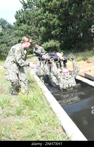 Environ 60 hommes de corpmen de l'hôpital de la Marine ont participé à l'opération Commandant Force, l'exercice annuel d'entraînement de deux semaines, à fort Drum. L'événement culminant sur 21 juillet comprenait des soins tactiques sur le terrain et des procédures d'évacuation médicale avec des réservistes passant par un cours d'obstacle à la portée. L’entraînement a été soutenu par des cadres du centre d’entraînement de simulation médicale Bridgewater-Vaccaro (MSTC), du 3rd Bataillon de soutien général de l’aviation de la Brigade de combat 10th (DUSTOV) et des médecins de l’équipe de combat de la Brigade 1st et de l’équipe de combat de la Brigade 2nd. (Photo de Mike Strasser, fort Drum Garrison public Affai Banque D'Images