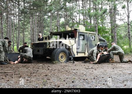 Environ 60 hommes de corpmen de l'hôpital de la Marine ont participé à l'opération Commandant Force, l'exercice annuel d'entraînement de deux semaines, à fort Drum. L'événement culminant sur 21 juillet comprenait des soins tactiques sur le terrain et des procédures d'évacuation médicale avec des réservistes passant par un cours d'obstacle à la portée. L’entraînement a été soutenu par des cadres du centre d’entraînement de simulation médicale Bridgewater-Vaccaro (MSTC), du 3rd Bataillon de soutien général de l’aviation de la Brigade de combat 10th (DUSTOV) et des médecins de l’équipe de combat de la Brigade 1st et de l’équipe de combat de la Brigade 2nd. (Photo de Mike Strasser, fort Drum Garrison public Affai Banque D'Images