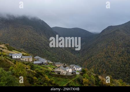 Asturies, Espagne - 02 novembre 2021 : village de montagne surplombant les forêts Banque D'Images