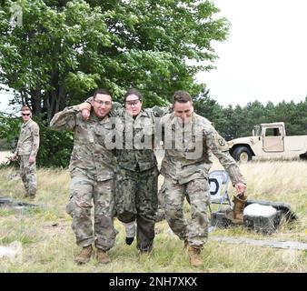 Environ 60 hommes de corpmen de l'hôpital de la Marine ont participé à l'opération Commandant Force, l'exercice annuel d'entraînement de deux semaines, à fort Drum. L'événement culminant sur 21 juillet comprenait des soins tactiques sur le terrain et des procédures d'évacuation médicale avec des réservistes passant par un cours d'obstacle à la portée. L’entraînement a été soutenu par des cadres du centre d’entraînement de simulation médicale Bridgewater-Vaccaro (MSTC), du 3rd Bataillon de soutien général de l’aviation de la Brigade de combat 10th (DUSTOV) et des médecins de l’équipe de combat de la Brigade 1st et de l’équipe de combat de la Brigade 2nd. (Photo de Mike Strasser, fort Drum Garrison public Affai Banque D'Images