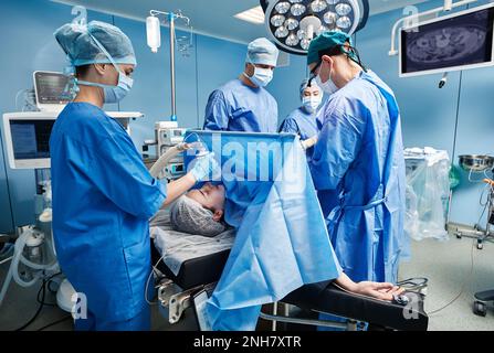 Équipe de chirurgiens et d'infirmières effectuant une opération chirurgicale dans la salle d'opération de l'hôpital. Chirurgie Banque D'Images