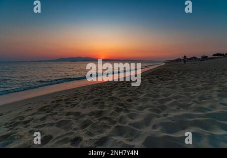 Plage de Plaka au coucher du soleil, Naxos Banque D'Images