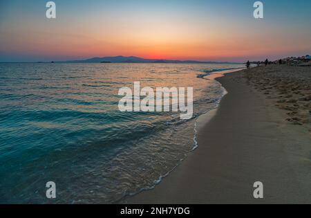 Plage de Plaka au coucher du soleil, Naxos Banque D'Images