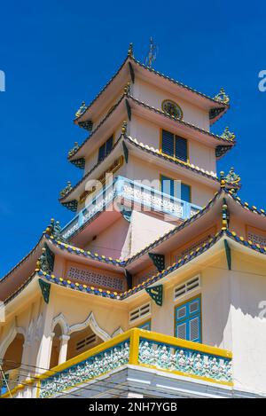 Da Lat, Vietnam - 10 février 2023 : Temple CAO Dai de Da Lat Banque D'Images