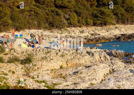 La plage près du phare Veli Rat sur l'île de Dugi Otok, la mer Adriatique en Croatie Banque D'Images
