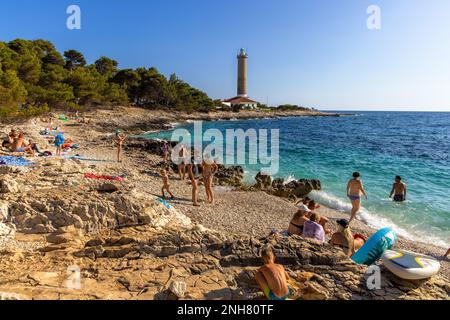 La plage près du phare Veli Rat sur l'île de Dugi Otok, la mer Adriatique en Croatie Banque D'Images