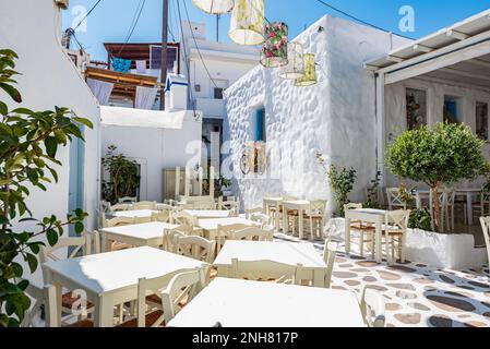 Typique petite taverne carrée whit dans la vieille ville de Naxos, Grèce Banque D'Images