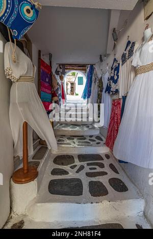 Ruelle caractéristique avec des bazars touristiques dans la vieille ville de Naxos, Grèce Banque D'Images